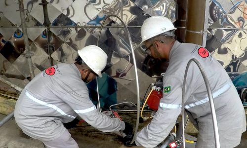 Equipe da Tayga instalando o traço a vapor